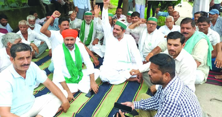 धरना देते लोग
