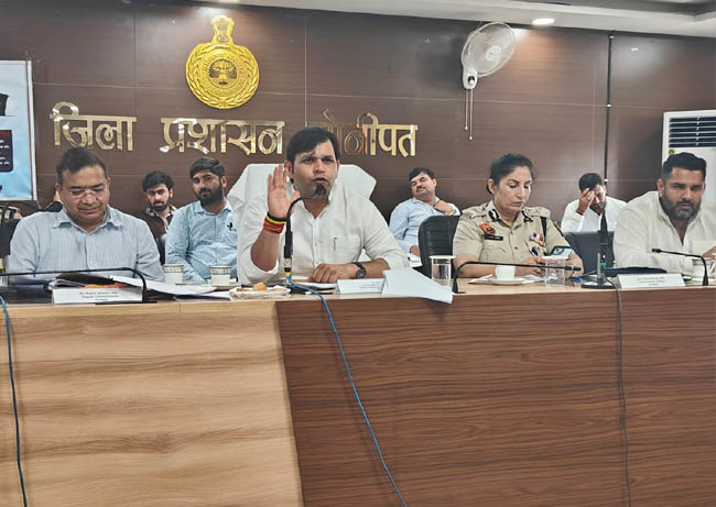 सोनीपत:जिला परिवाद एवं कष्ट निवारण समिति बैठक में सुनवाई करते हुए राज्यमंत्री गौरव गौतम