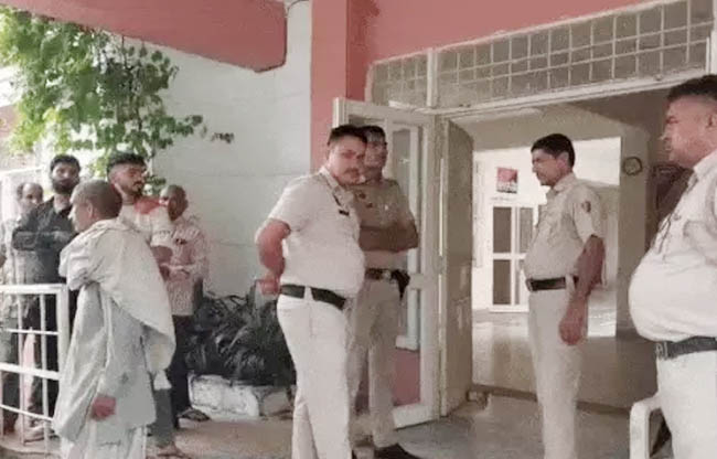 सोनीपत: खानपुर मेडिकल कॉलेज में परिजन सोनीपत: खानपुर मेडिकल कॉलेज में परिजन