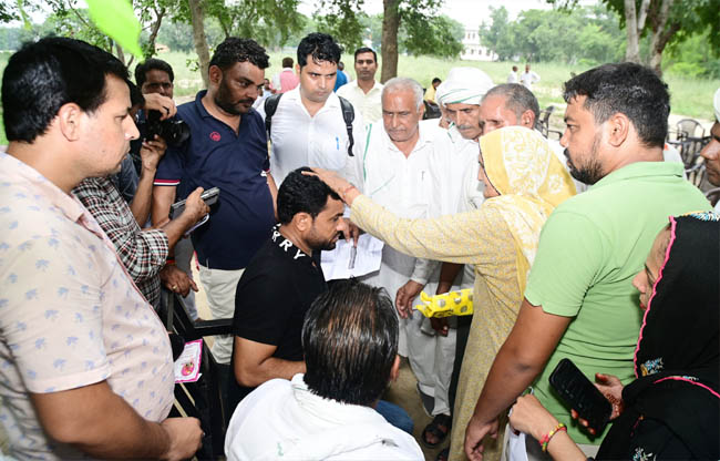सोनीपत: देवा सोशल वेलफेयर सोसाइटी के कैंप कार्यालय में विधयक देवेंद्र को आशीर्वाद देती मातृशक्ति सोनीपत: देवा सोशल वेलफेयर सोसाइटी के कैंप कार्यालय में विधयक देवेंद्र को आशीर्वाद देती मातृशक्ति
