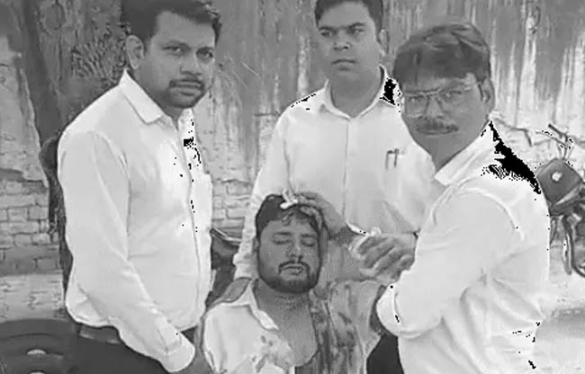 घायल वकील राकेश को अस्पताल ले जाते साथी घायल वकील राकेश को अस्पताल ले जाते साथी