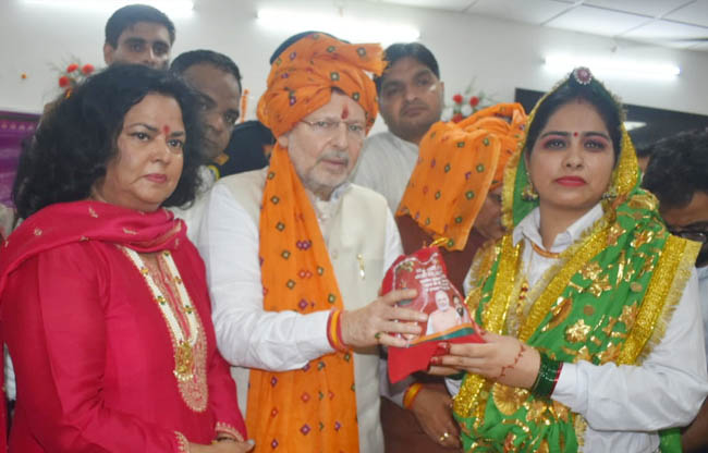 सोनीपत: जिला स्तरीय तीज महोत्सव में विरासत व पर्यटन मंत्री डॉ. अरविंद शर्मा पुरस्कार देते हुए