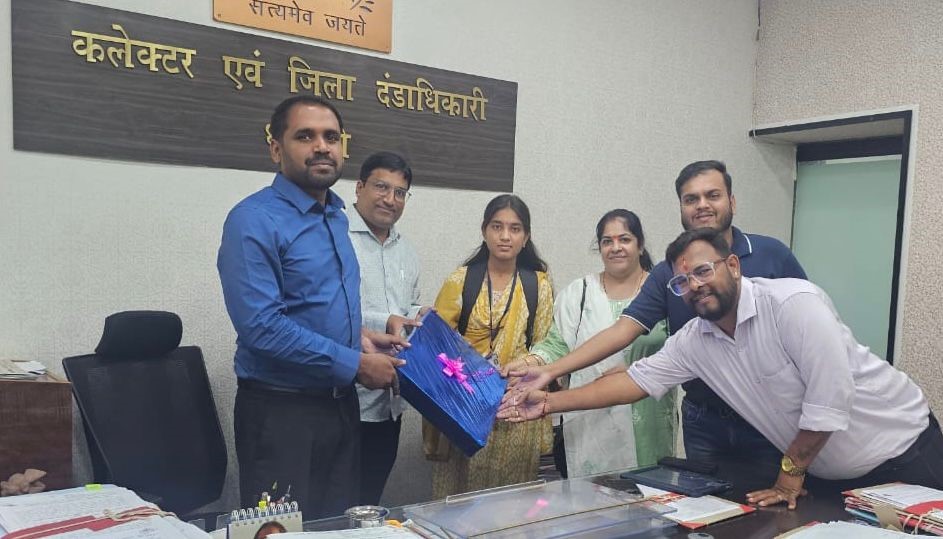 कलेक्टर व साथी समूह के सदस्य ऐश्वर्या गंगबेर को लैपटाप प्रदान करते हुए।