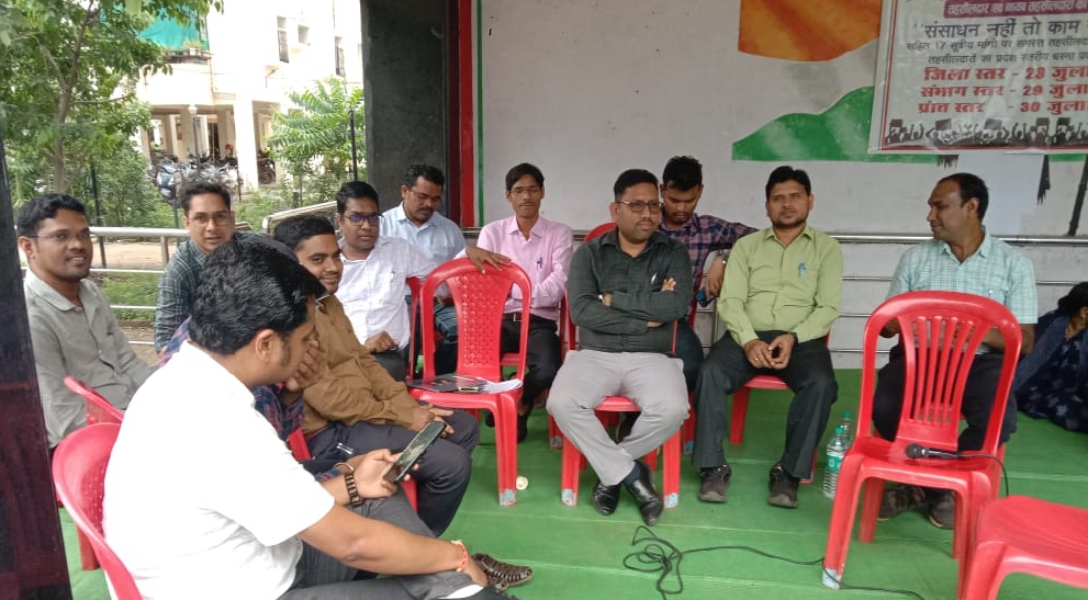 धरना प्रदर्शन करते हुए तहसीलदार, नायब तहसीलदार। धरना प्रदर्शन करते हुए तहसीलदार, नायब तहसीलदार।