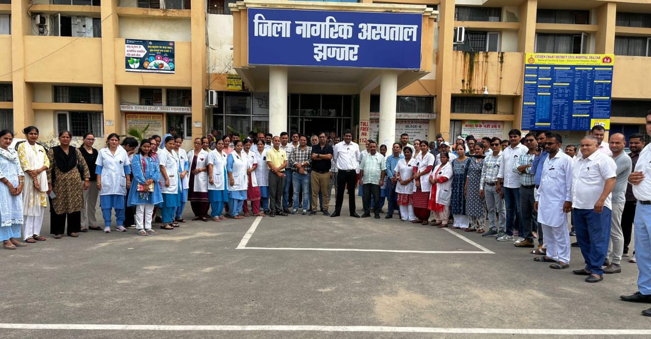 नई उपस्थिति प्रणाली के खिलाफ झज्जर में प्रदर्शन करते स्वास्थ्य कर्मचारी।