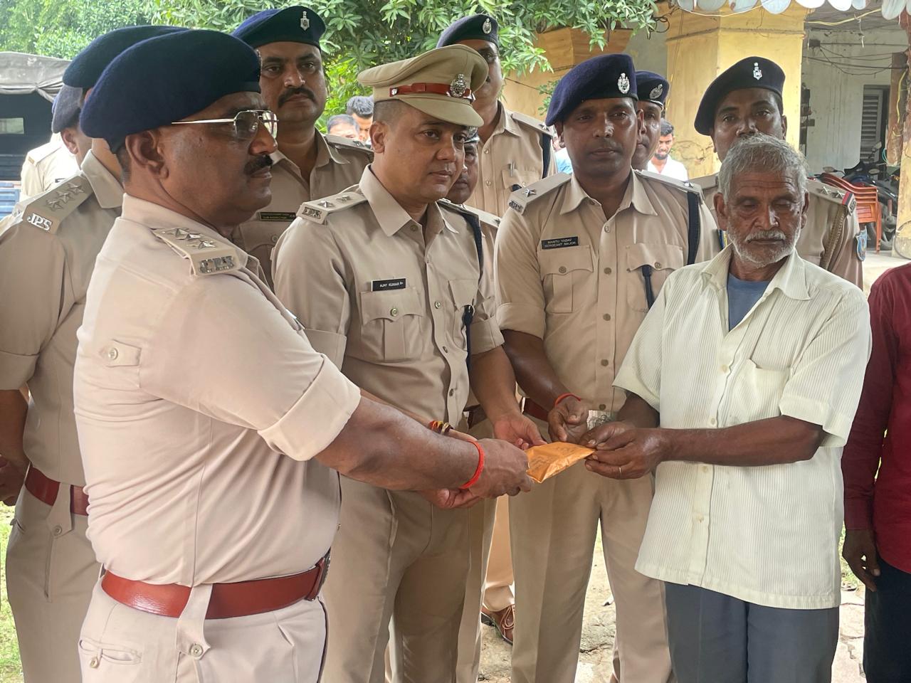 मृतक के परिजनों को दी सहायता राशि मृतक के परिजनों को दी सहायता राशि