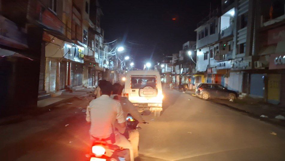 दमोह- पुलिस ने 20 से अधिक संदिग्धों को हिरासत में लिया दमोह- पुलिस ने 20 से अधिक संदिग्धों को हिरासत में लिया