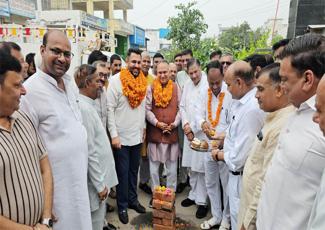 सोनीपत: विधायक निखिल मदान व मेयर राजीव जैन विकास कार्यो शुरु करवाते हुए सोनीपत: विधायक निखिल मदान व मेयर राजीव जैन विकास कार्यो शुरु करवाते हुए