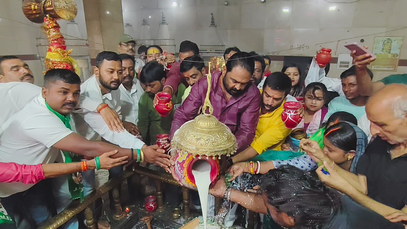पहाड़ी मंदिर में जलाभिषेक करते झामुमो नेतागण