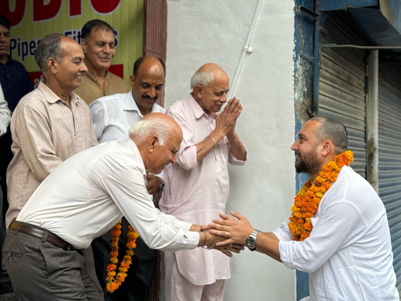 संचालक हंसराज शर्मा को बधाई एवं शुभकामनाएं दीं संचालक हंसराज शर्मा को बधाई एवं शुभकामनाएं दीं
