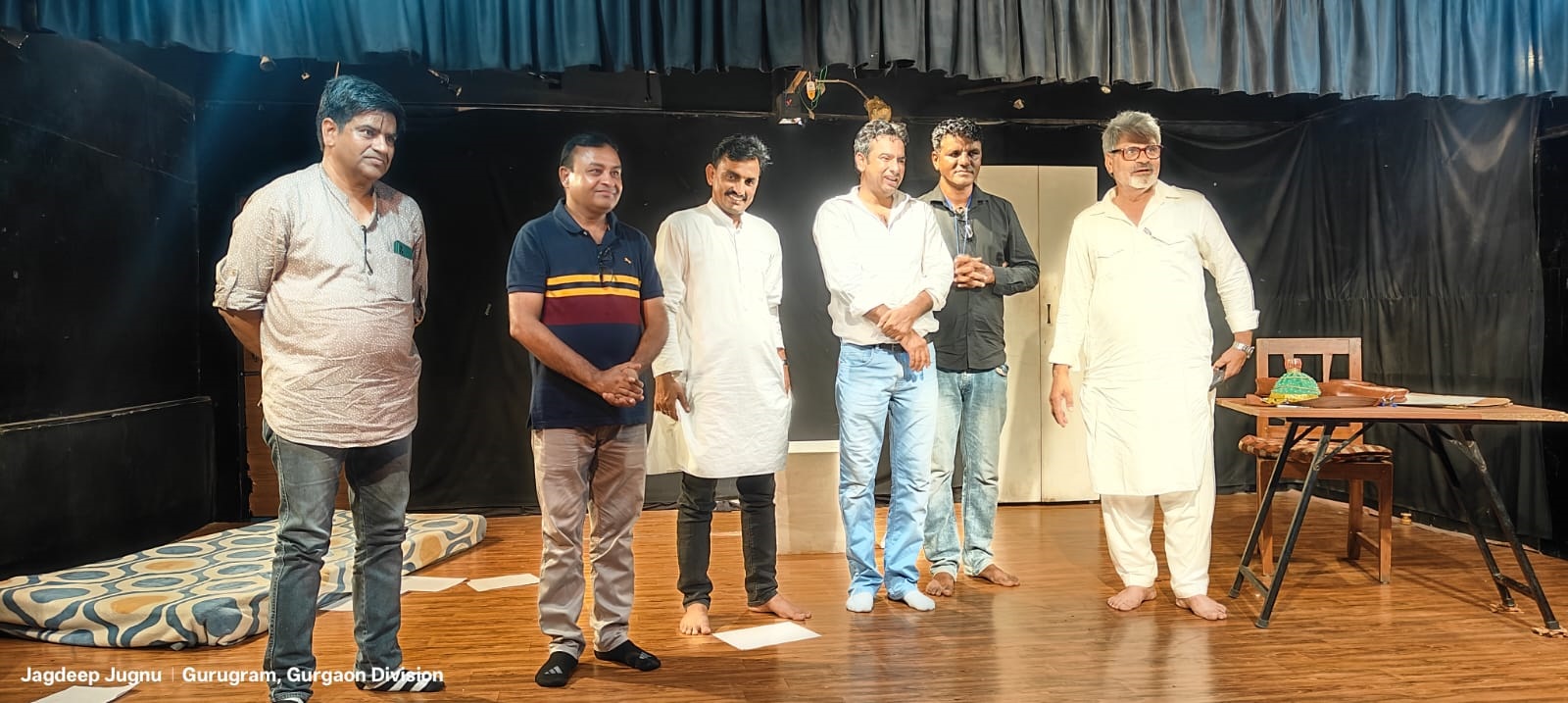 गुरुग्राम में एकल नाटक दयाशंकर की डायरी के मंचन के दौरान मौजूद नाटक की टीम।