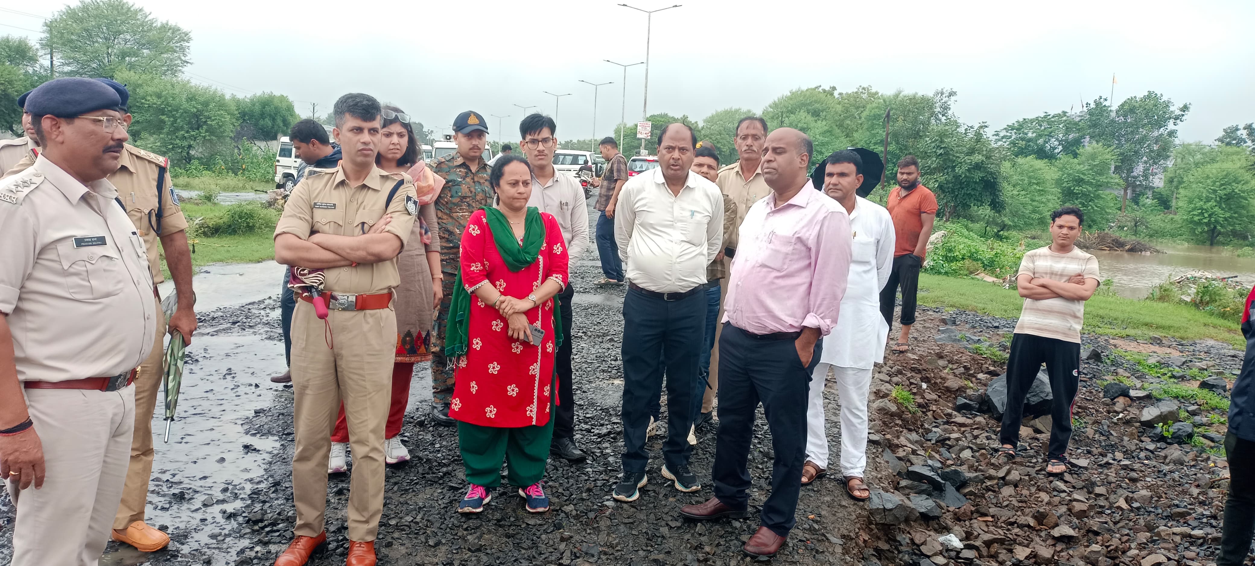 प्रशासन अलर्ट, जलभराव क्षेत्रों का किया निरीक्षण प्रशासन अलर्ट, जलभराव क्षेत्रों का किया निरीक्षण