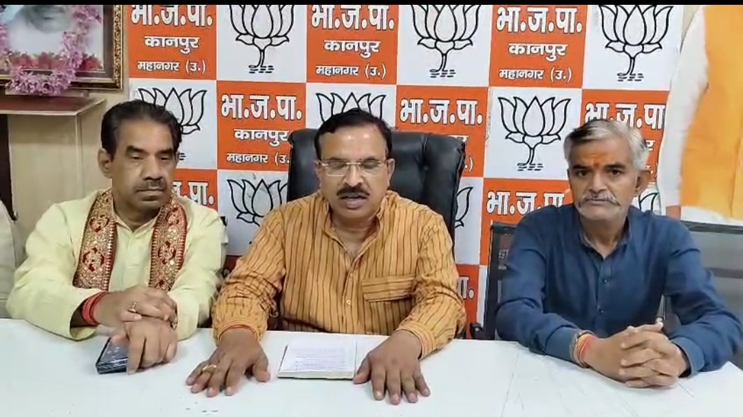 पत्रकारों को संबोधित करते कानपुर बुंदेलखंड अध्यक्ष प्रकाश पाल मध्य में पत्रकारों को संबोधित करते कानपुर बुंदेलखंड अध्यक्ष प्रकाश पाल मध्य में