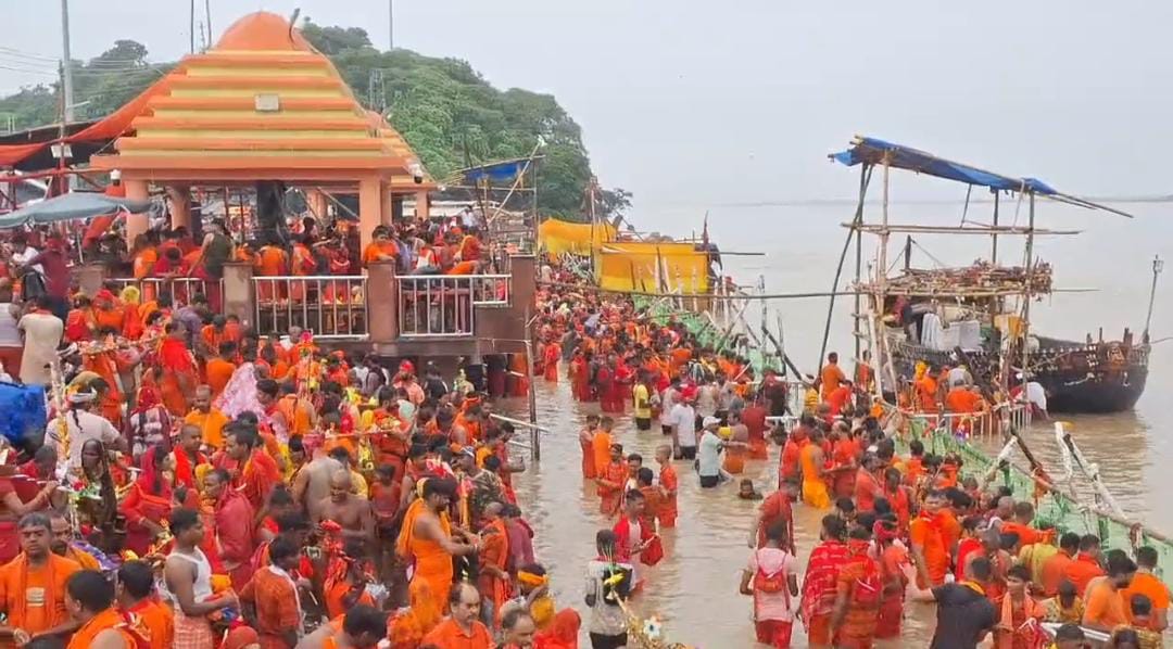स्नान करते श्रद्धालु स्नान करते श्रद्धालु