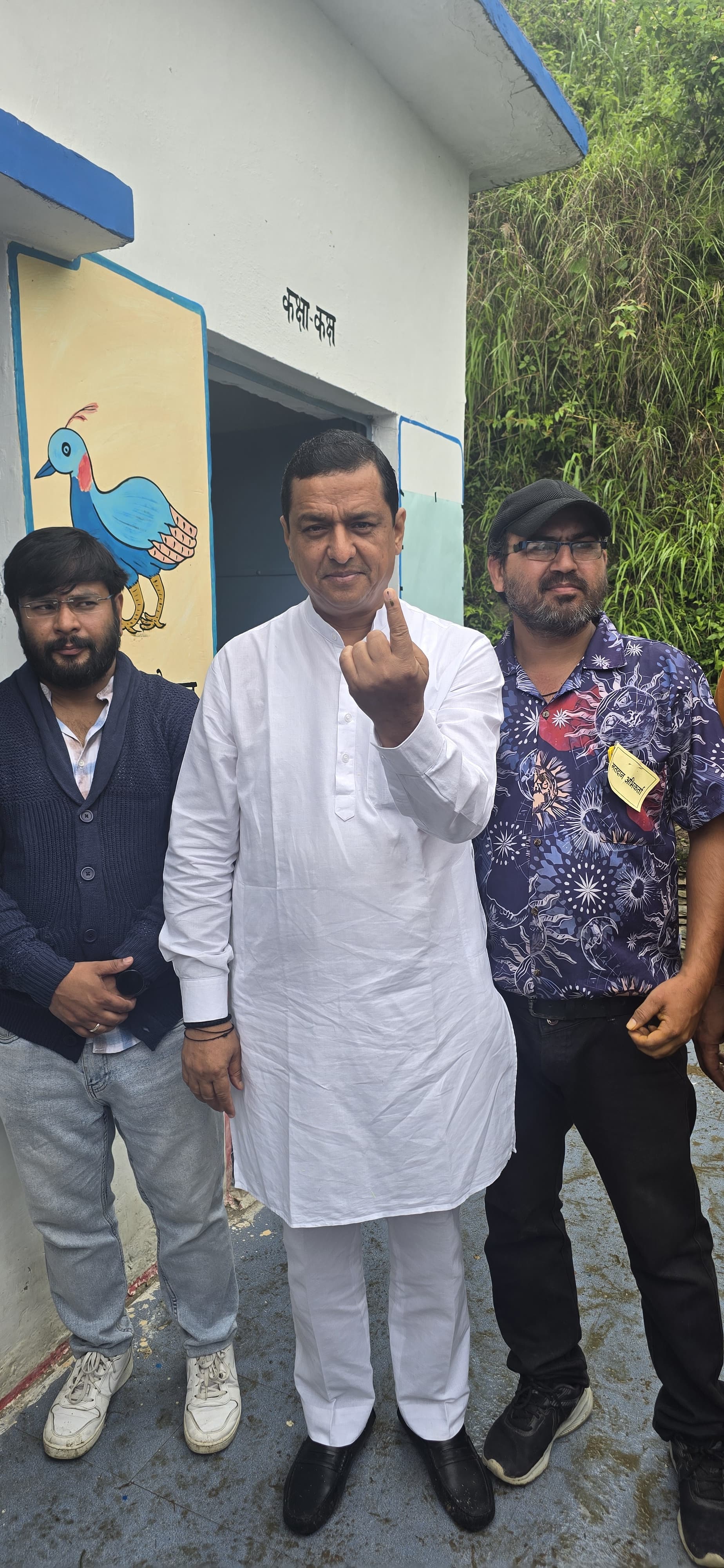 सांसद गढ़वाल अनिल बलूनी ने भी अपने बूथ खोला में मतदान किया।