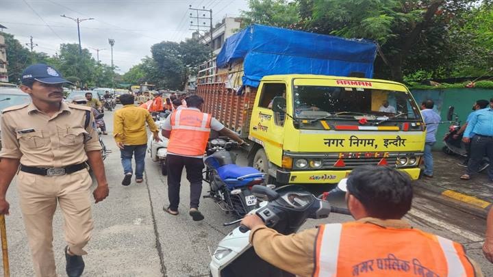 इंदौरः अवैध अतिक्रमण पर निगम एवं जिला प्रशासन की संयुक्त कार्रवाई इंदौरः अवैध अतिक्रमण पर निगम एवं जिला प्रशासन की संयुक्त कार्रवाई