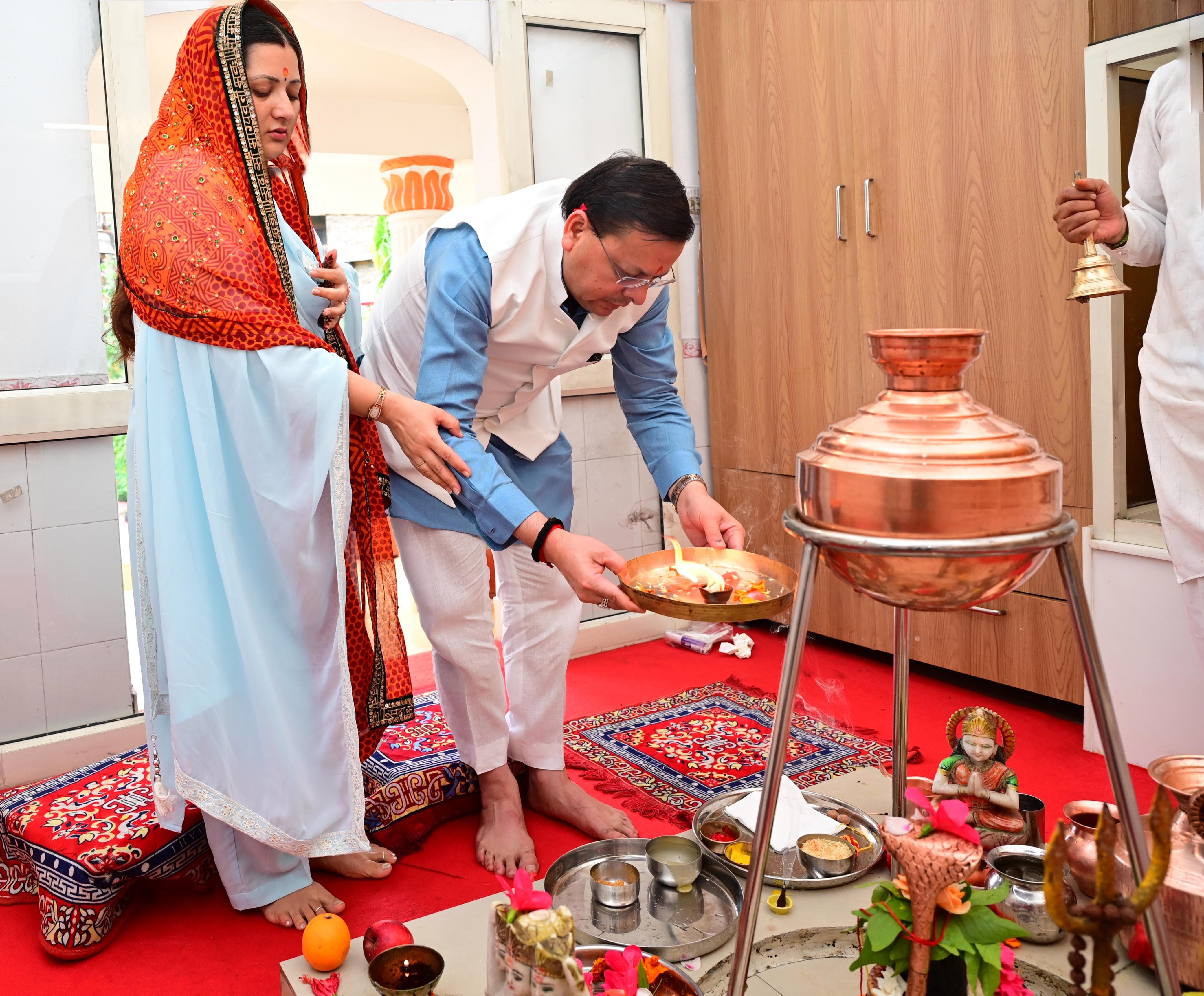 पूजा-अर्चना करते मुख्यमंत्री पूजा-अर्चना करते मुख्यमंत्री