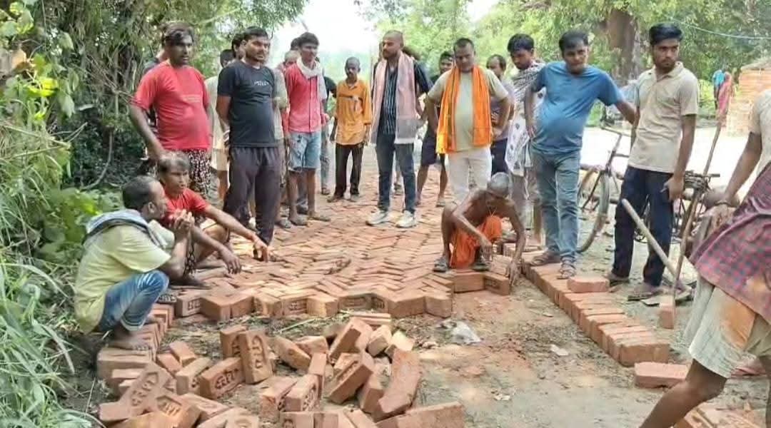 चंदे से बनाई गई सड़क चंदे से बनाई गई सड़क