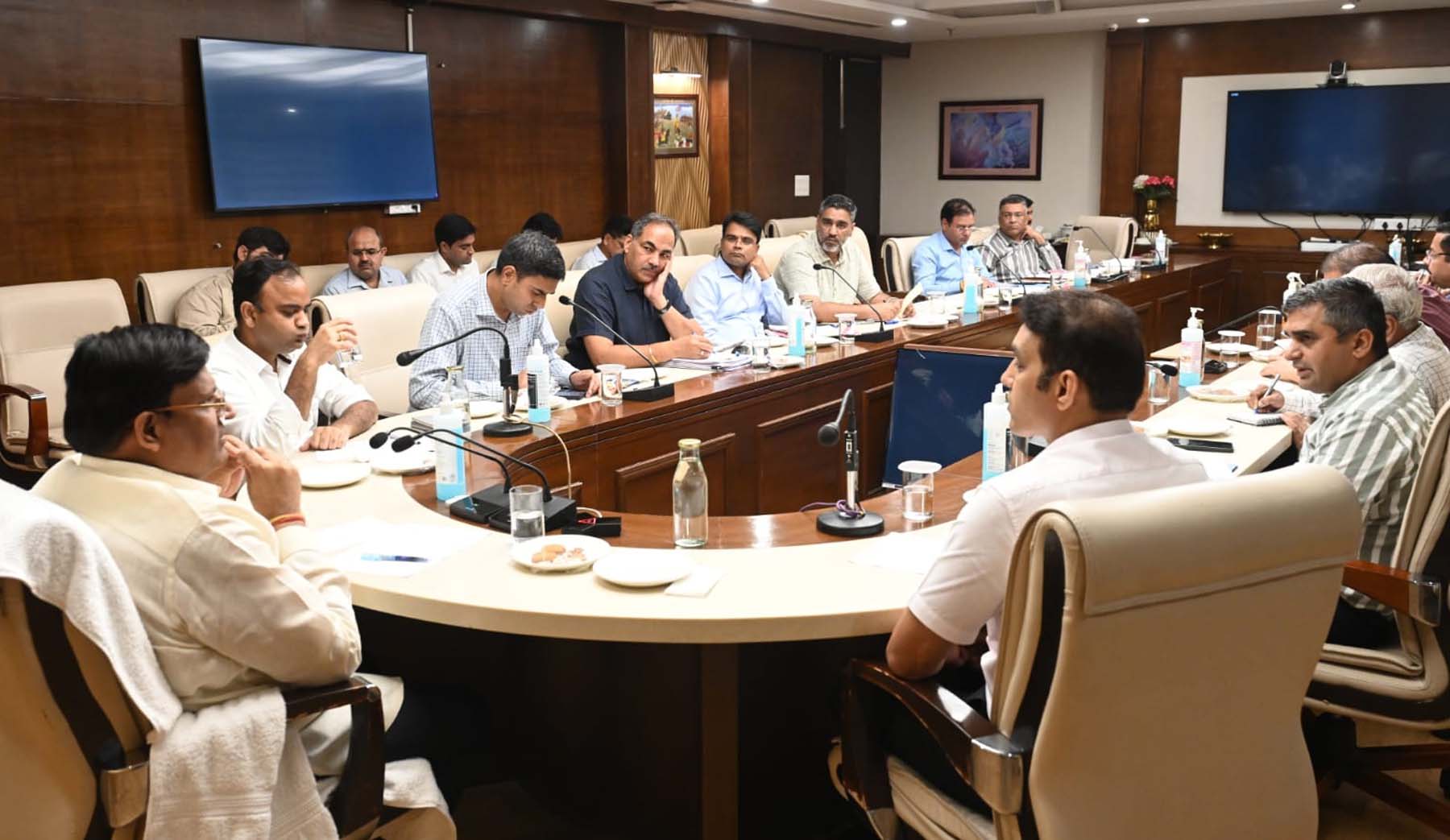 गुरुग्राम के पीडब्ल्यूडी विश्राम गृह में अधिकारियों की बैठक लेते मंत्री विपुल गोयल। गुरुग्राम के पीडब्ल्यूडी विश्राम गृह में अधिकारियों की बैठक लेते मंत्री विपुल गोयल।