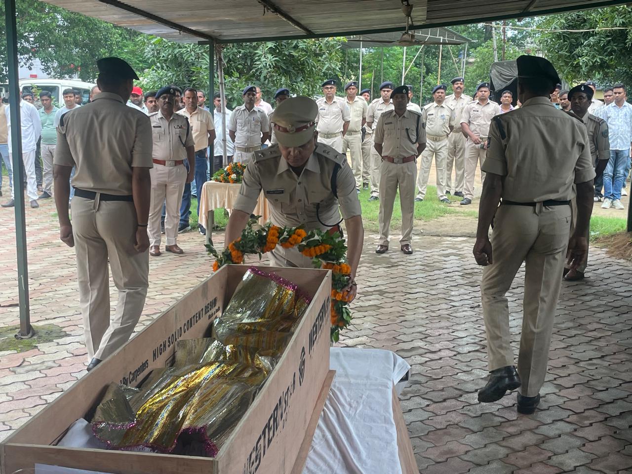 श्रद्धांजलि अर्पित करते रामगढ़ एसपी श्रद्धांजलि अर्पित करते रामगढ़ एसपी