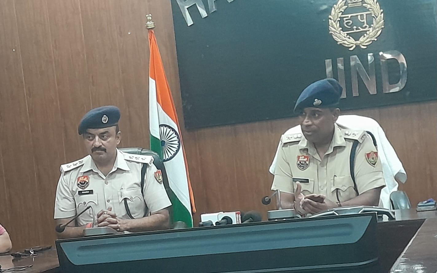 पत्रकारों से बातचीत करते हुए एसपी। पत्रकारों से बातचीत करते हुए एसपी।