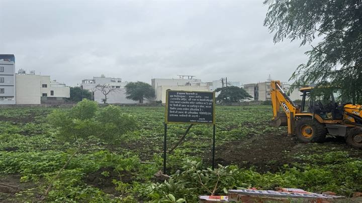 इंदौरः जिला प्रशासन ने शासकीय मंदिर की 150 करोड़ मूल्य की जमीन का लिया कब्जा इंदौरः जिला प्रशासन ने शासकीय मंदिर की 150 करोड़ मूल्य की जमीन का लिया कब्जा