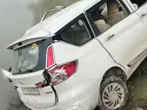 खंभे से टकराने के बाद नाले में गिरी तेज रफ्तार कार खंभे से टकराने के बाद नाले में गिरी तेज रफ्तार कार