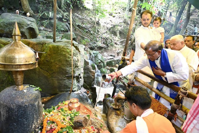 श्रावण माह में भक्ति भाव से सराबोर राज्यपाल लक्ष्मण प्रसाद आचार्य ने भीमाशंकर मंदिर में की पूजा-अर्चना। श्रावण माह में भक्ति भाव से सराबोर राज्यपाल लक्ष्मण प्रसाद आचार्य ने भीमाशंकर मंदिर में की पूजा-अर्चना।