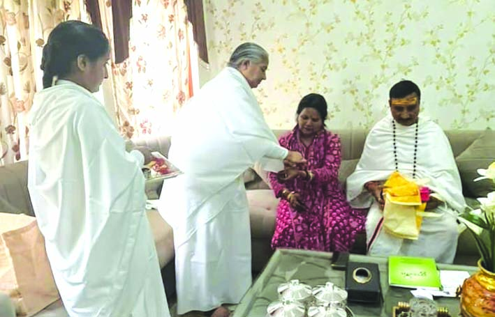 राखी बंाधते हुए राखी बंाधते हुए