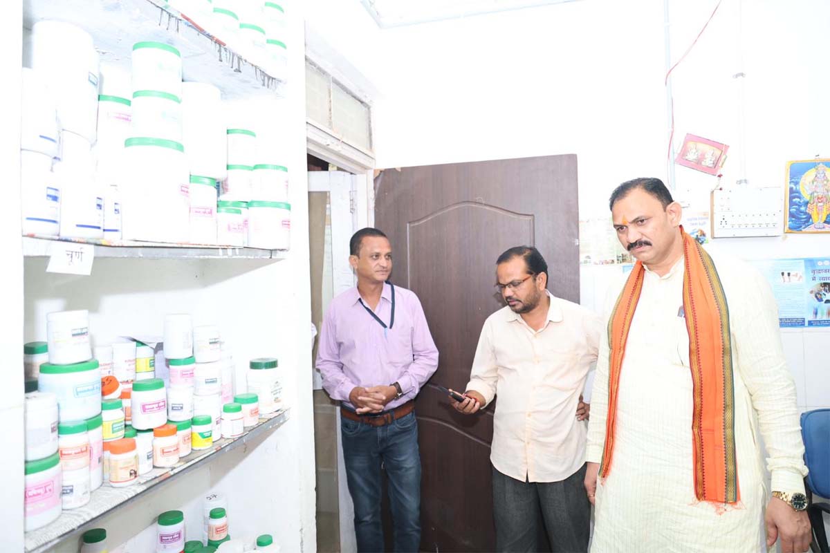 स्वास्थ्य मंत्री जायसवाल मेडिकल स्टोर रूम का निरीक्षण करते स्वास्थ्य मंत्री जायसवाल मेडिकल स्टोर रूम का निरीक्षण करते