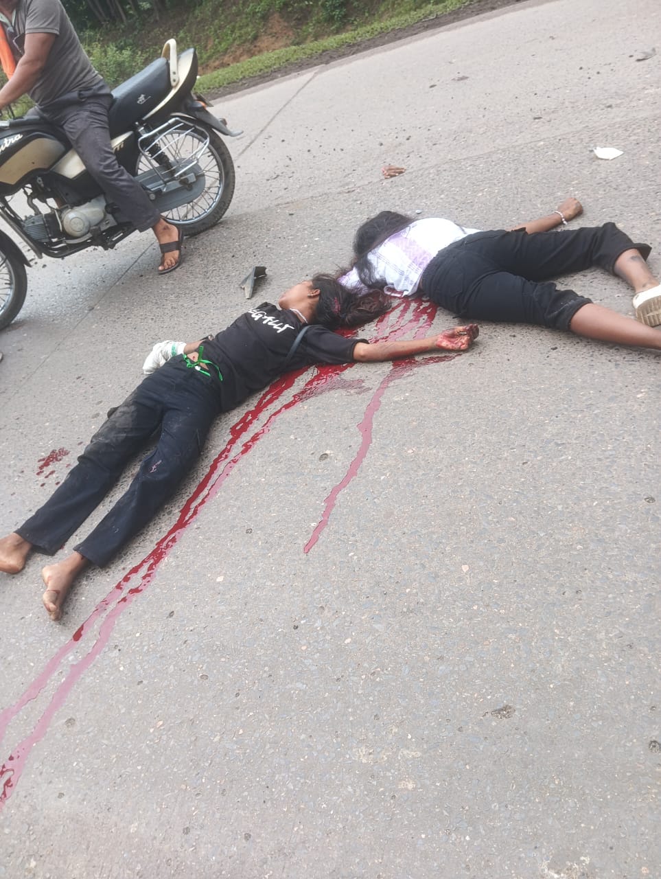 कोरबा में दर्दनाक सड़क दुर्घटना: एक युवक की मौत, तीन युवतियां घायल