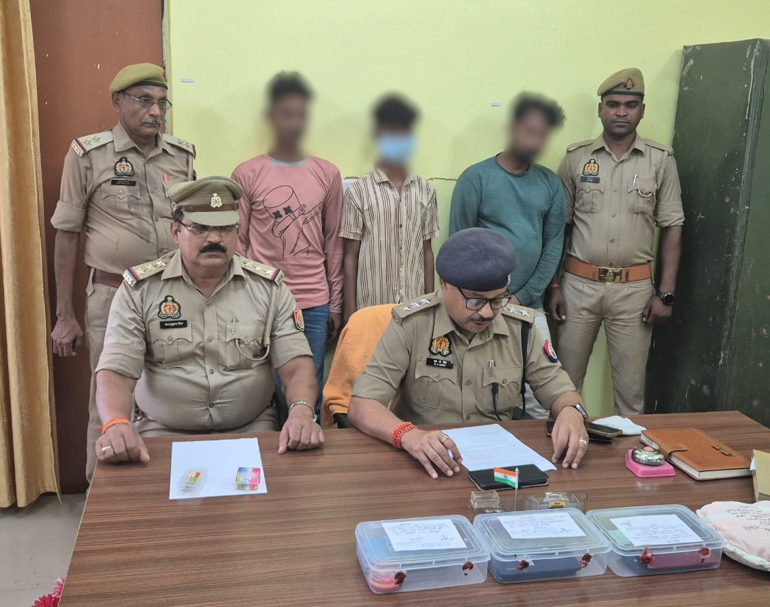 गिरफ्तार आरोपियों के साथ मडिहान पुलिस ः गिरफ्तार आरोपियों के साथ मडिहान पुलिस ः