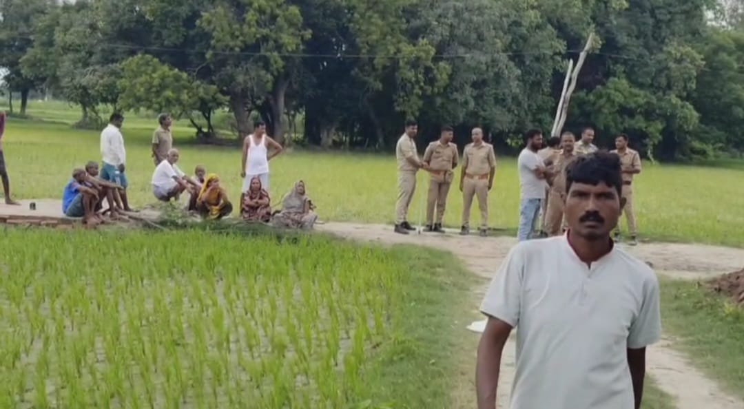 मौके पर मौजूद ग्रामीण