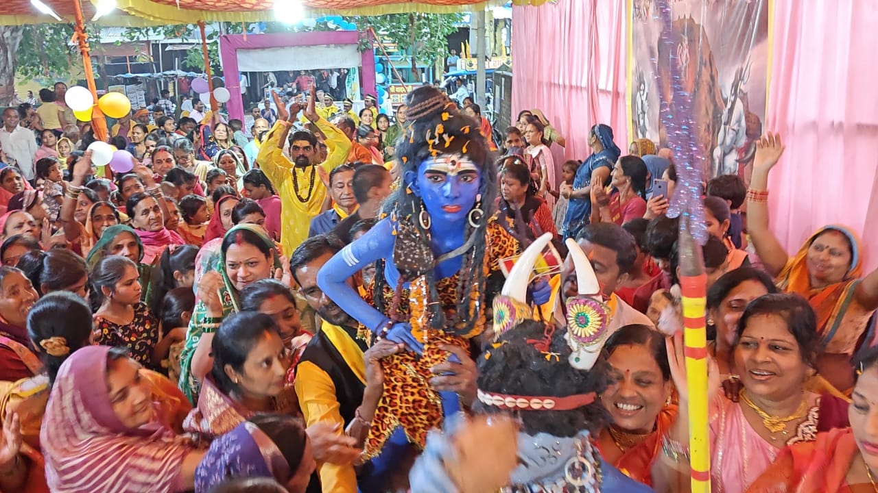 शहर में निकाली गई भगवान शिव की बरात। शहर में निकाली गई भगवान शिव की बरात।