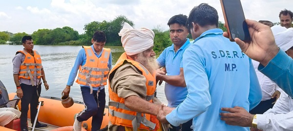 भिंड : सिंध नदी का जलस्तर खतरे के निशान से ऊपर, एक युवक पानी में बहा भिंड : सिंध नदी का जलस्तर खतरे के निशान से ऊपर, एक युवक पानी में बहा