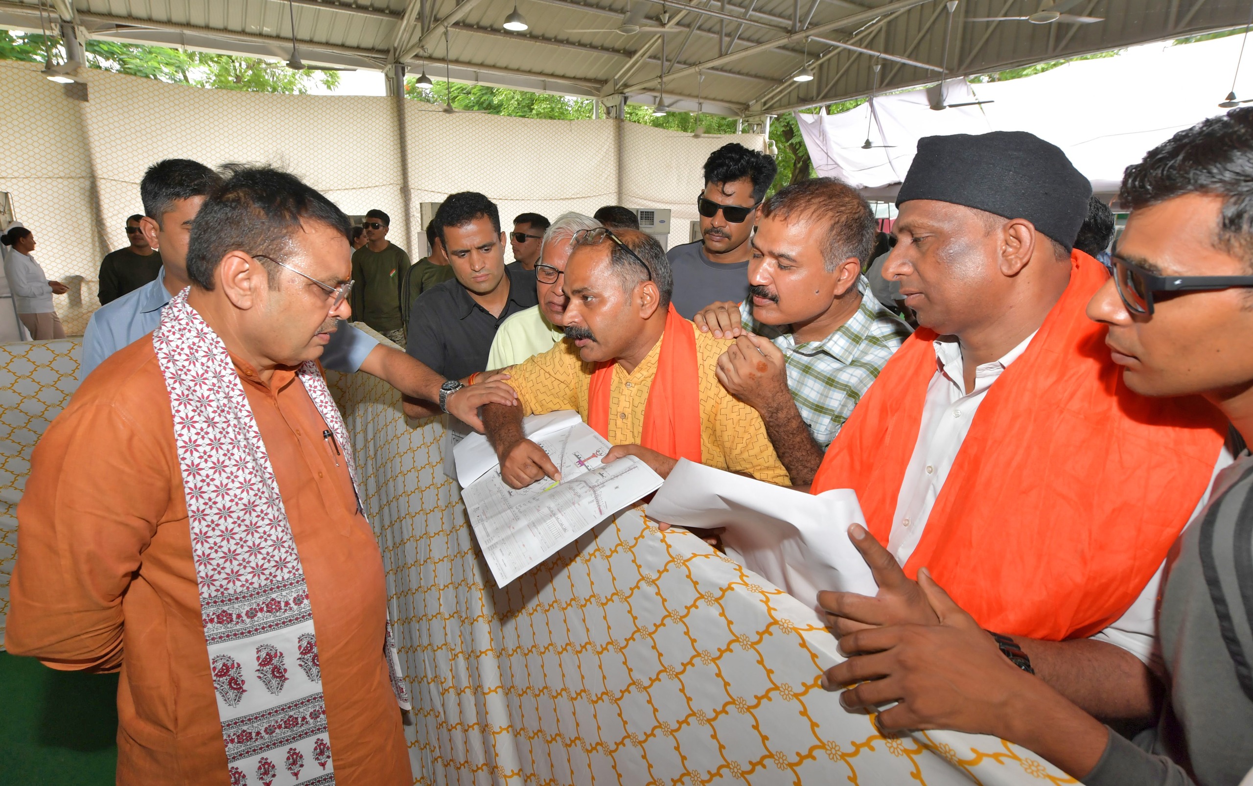 परिवेशनाओं को सुनते हुए मुख्यमंत्री भजनलाल शर्मा।