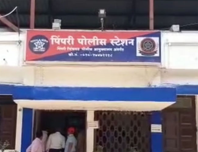 फोटो: पुणे में जबरन धर्म परिवर्तन की जांच करती पिंपरी पुलिस स्टेशन की टीम