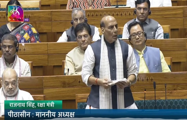 लोकसभा में ऑपरेशन 'सिंदूर' पर चर्चा करते रक्षा मंत्री राजनाथ सिंह लोकसभा में ऑपरेशन 'सिंदूर' पर चर्चा करते रक्षा मंत्री राजनाथ सिंह