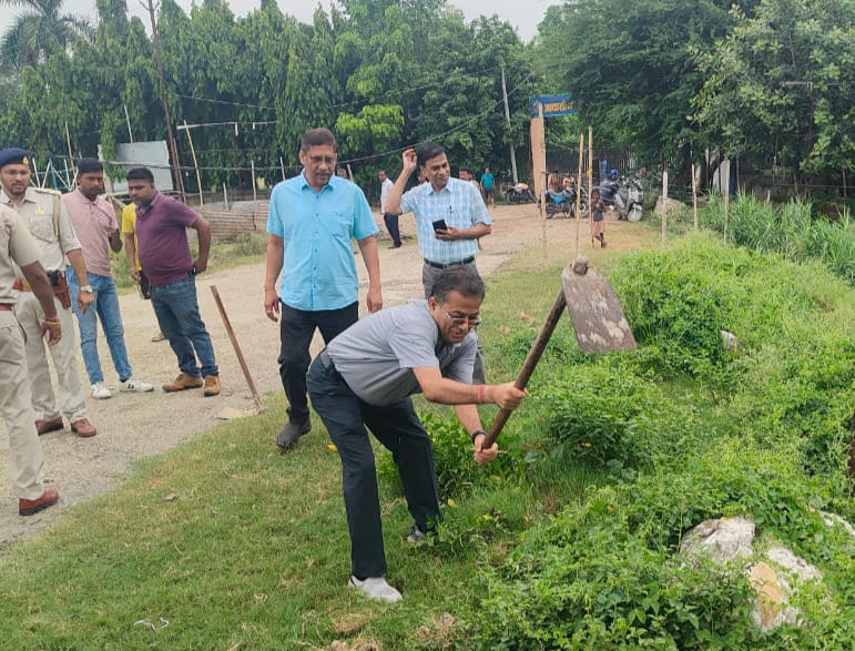 छठ घाट की सफाई करते सीमा शुल्क के अधिकारी गण छठ घाट की सफाई करते सीमा शुल्क के अधिकारी गण