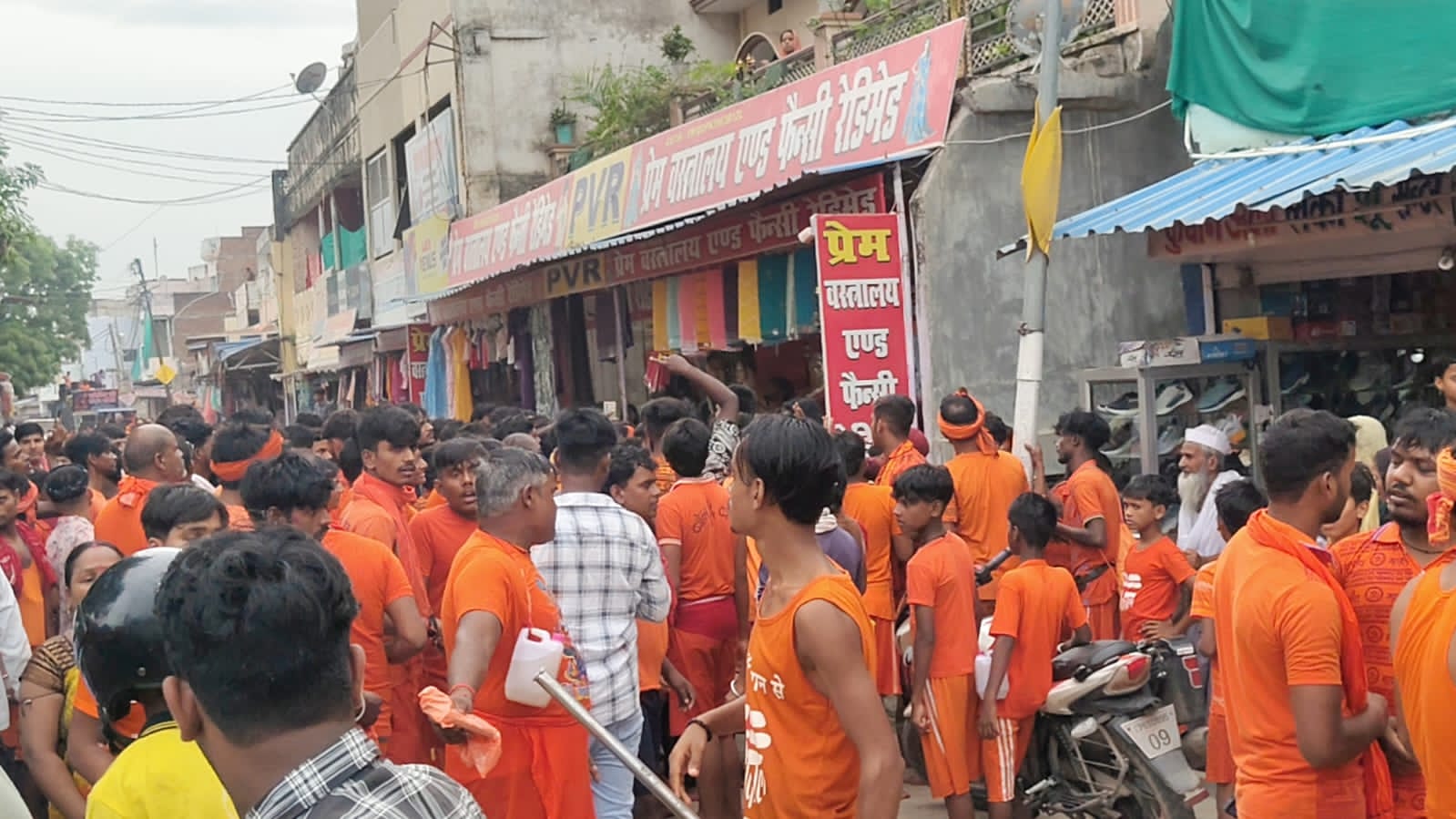 मौके पर हंगामा करते कांवड़िए मौके पर हंगामा करते कांवड़िए