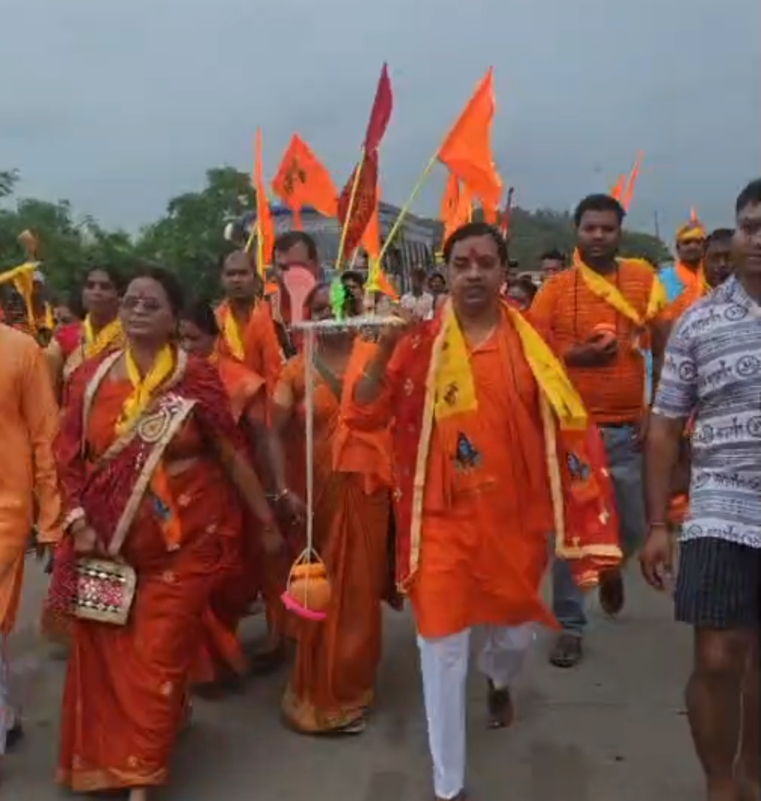 कोरबा में उमड़ी श्रद्धा: तीसरे सोमवार पर कनकी धाम में कावड़ लेकर पहुंचे शिव भक्त कोरबा में उमड़ी श्रद्धा: तीसरे सोमवार पर कनकी धाम में कावड़ लेकर पहुंचे शिव भक्त