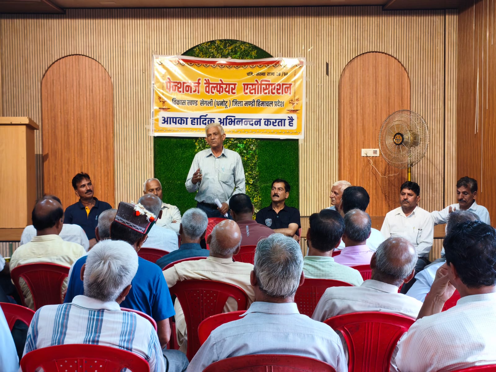 पेंशनर्स एसोसिएशन की बैठक को संबोधित करते हुए हरीश शर्मा। पेंशनर्स एसोसिएशन की बैठक को संबोधित करते हुए हरीश शर्मा।