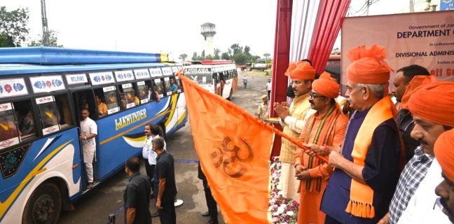 श्री बूढ़ा अमरनाथ जी यात्रा के लिए श्रद्धालुओं के पहले जत्थे को उपराज्यपाल ने हरी झंडी दिखाकर रवाना