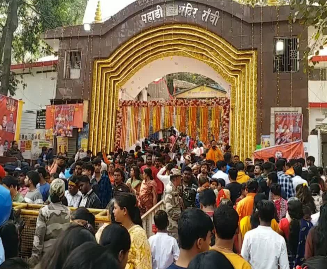 पहाड़ी मंदिर में लोगों की लगी भीड़