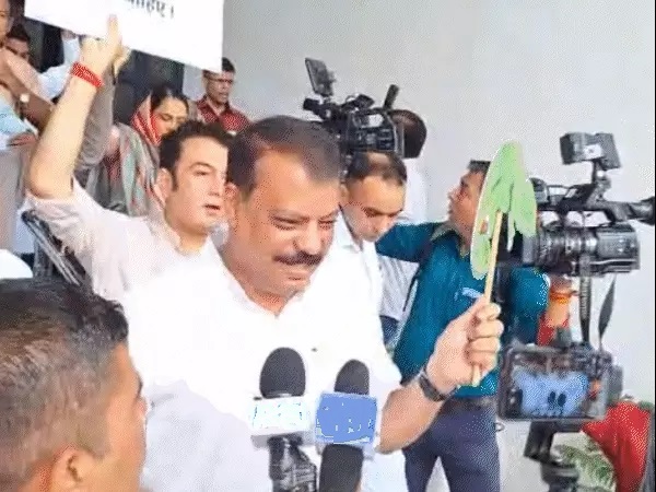 गिरगिट लेकर विधानसभा पहुंचे कांग्रेस विधायक गिरगिट लेकर विधानसभा पहुंचे कांग्रेस विधायक