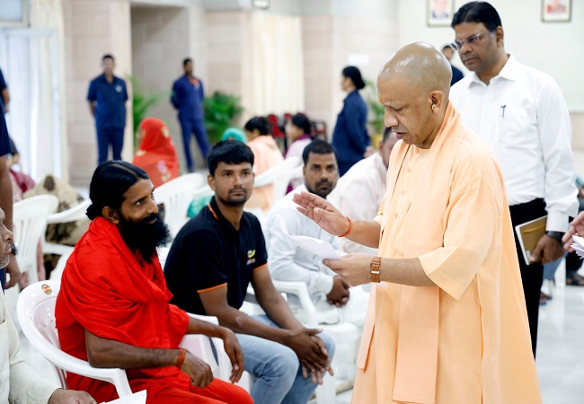 जनता दर्शन में लोगों से मिलते मुख्यमंत्री योगी जनता दर्शन में लोगों से मिलते मुख्यमंत्री योगी
