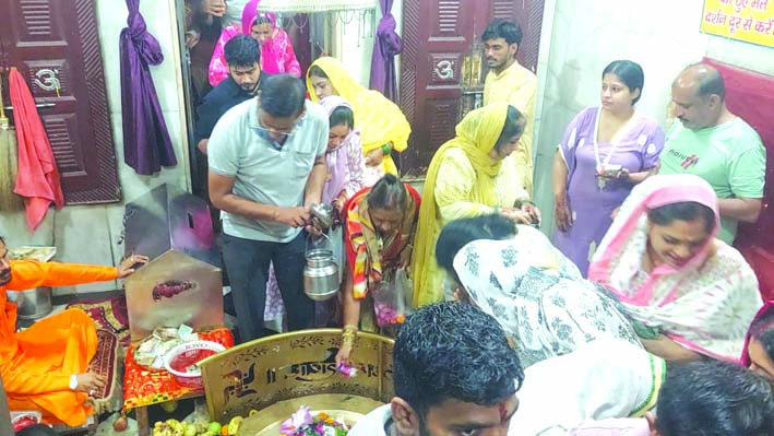 दक्ष मंदिर में जलाभिषेक करते श्रद्धालु