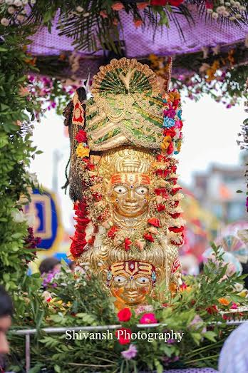 हर - हर महादेव के जयकारें के साथ निकली बाबा पशुपतिनाथ की शाही पालकी हर - हर महादेव के जयकारें के साथ निकली बाबा पशुपतिनाथ की शाही पालकी