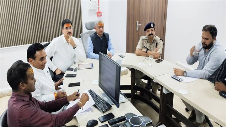 ओंकारेश्वरः ममलेश्वर मंदिर की व्यवस्थाओं और विकास कार्यों पर हुई चर्चा