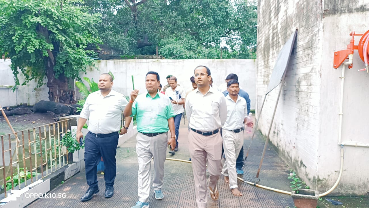 निरीक्षण करते डीएम